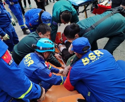 險峰顯大愛 志愿者攀山越嶺成功救援受傷少年